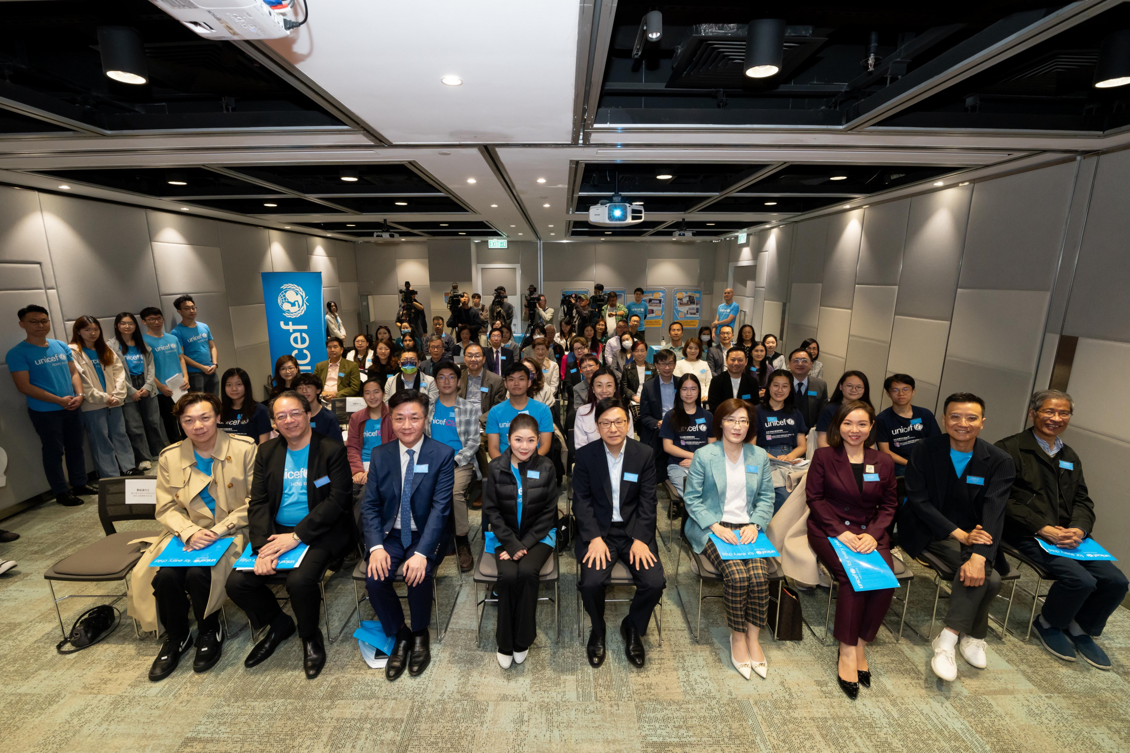 Self Photos / Files - UNICEF HK舉辦香港首個關於兒童友好城市的圓桌會議，邀得本港政府官員、政策制定者、教育界和社福界代表、兒童及青少年代表出席。